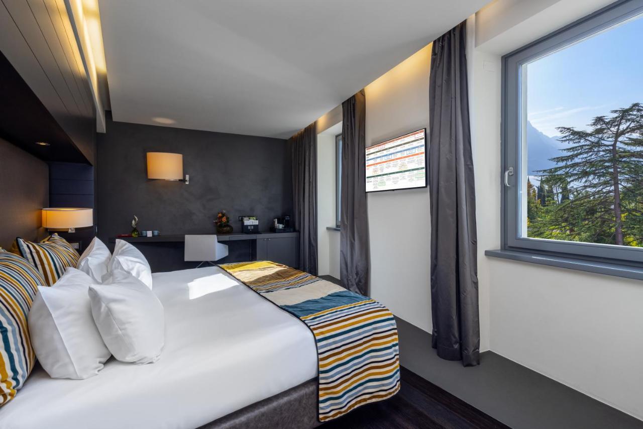 Double or Twin Room Lake View