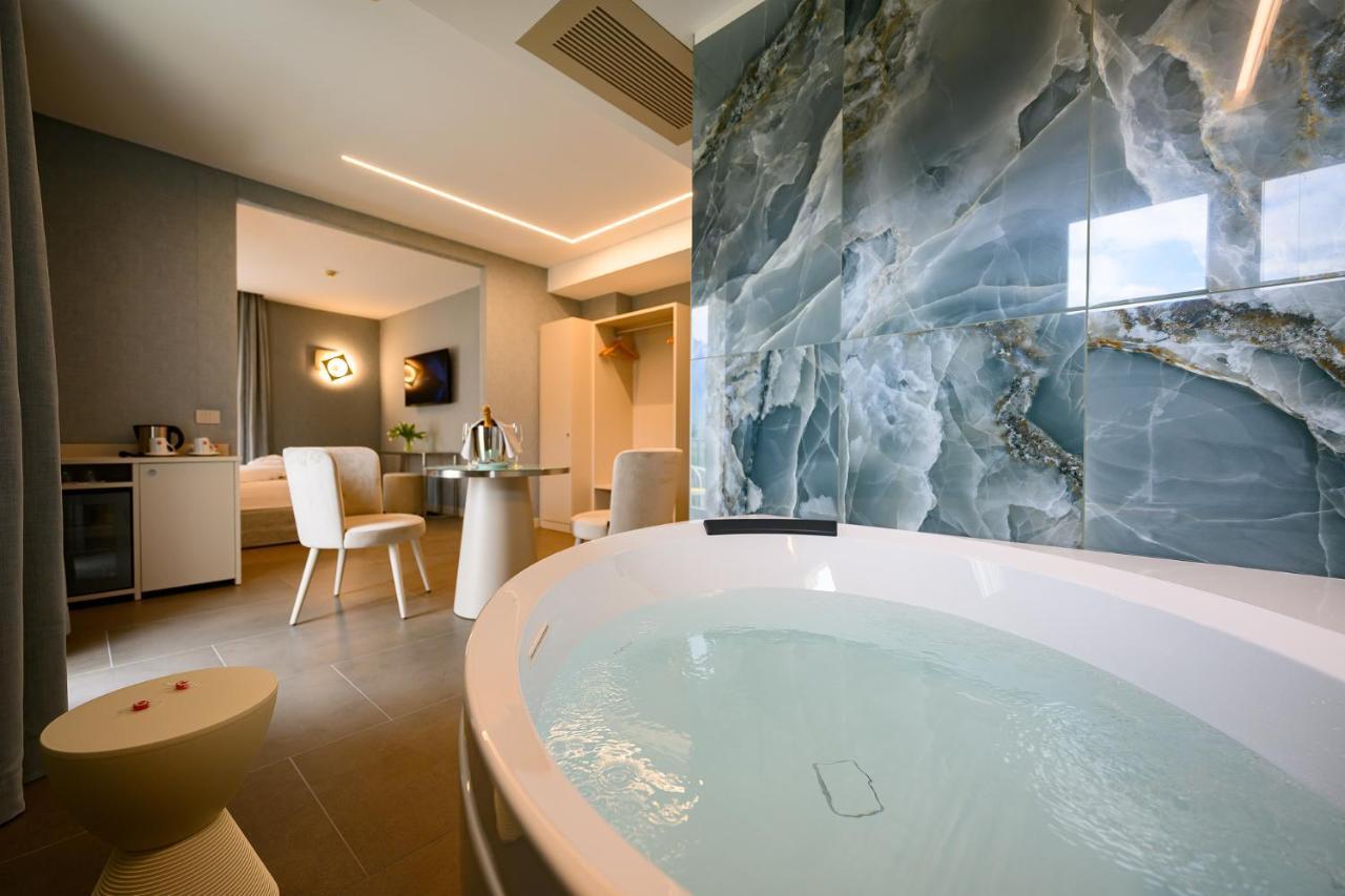King Room Spa Bath,1393940783:JPEG