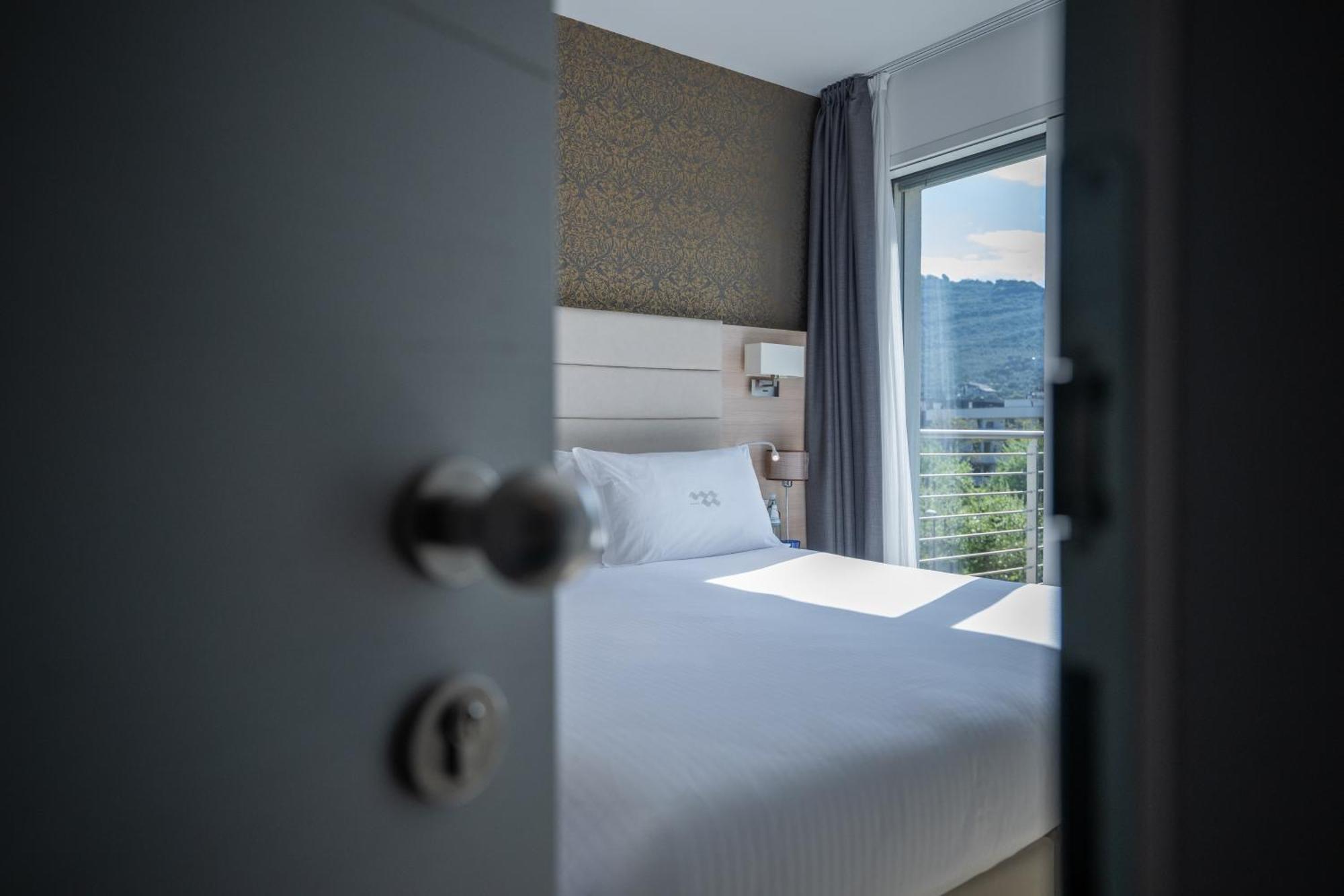 Standard Double Room Lateral Lake View