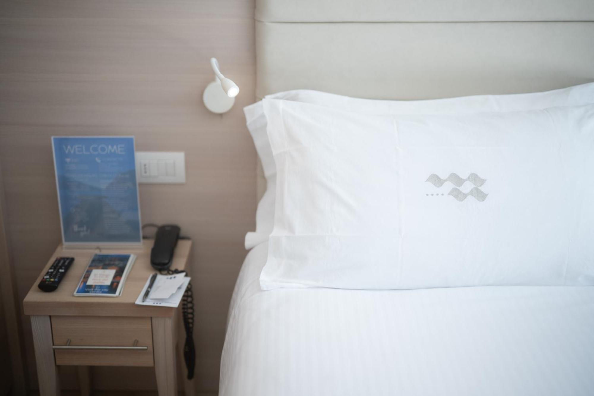 Standard Double Room Lateral Lake View