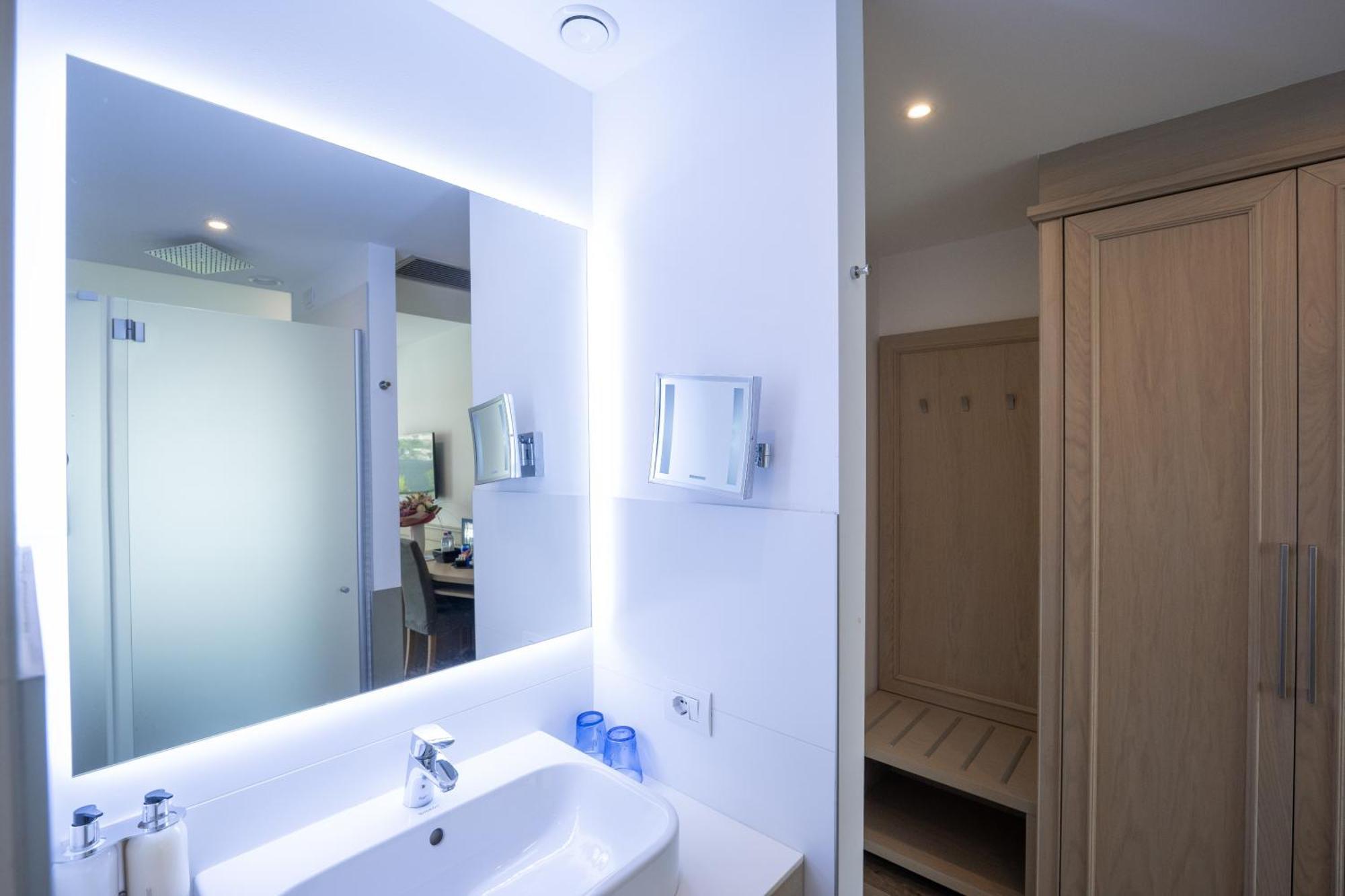 Deluxe Double Room Lake View Balcony