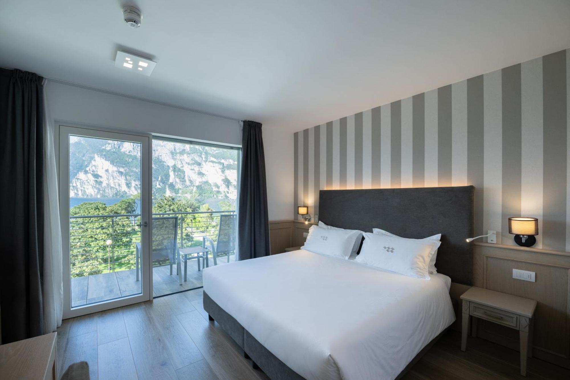 Deluxe Double Room Lake View Balcony