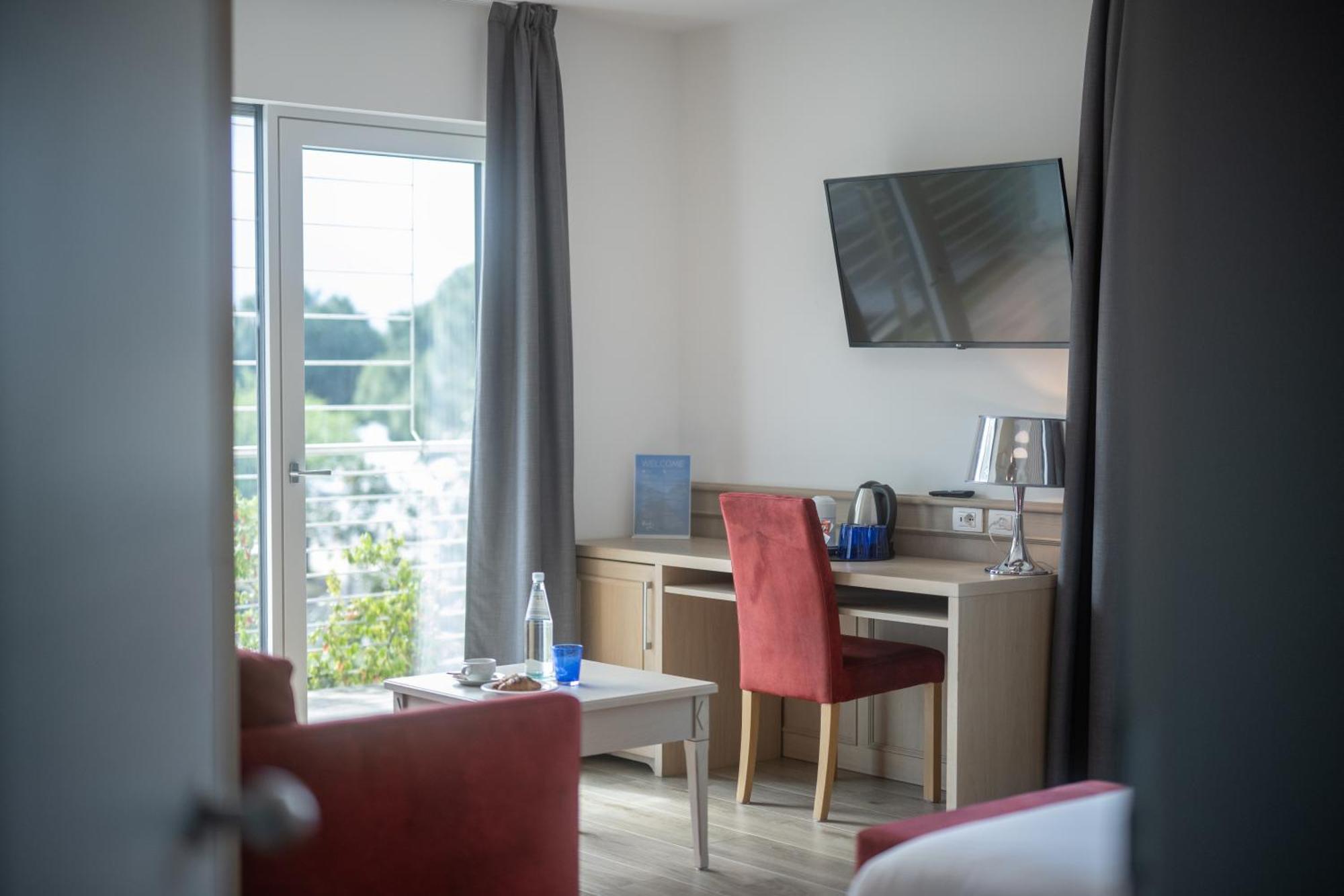 Deluxe Triple Room Lake View Double Balcony