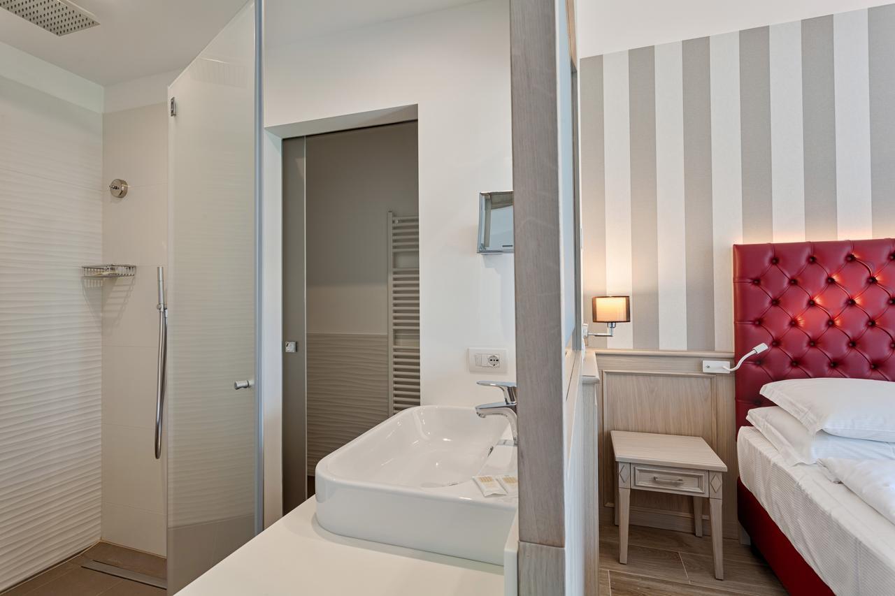 Deluxe Triple Room Lake View Double Balcony