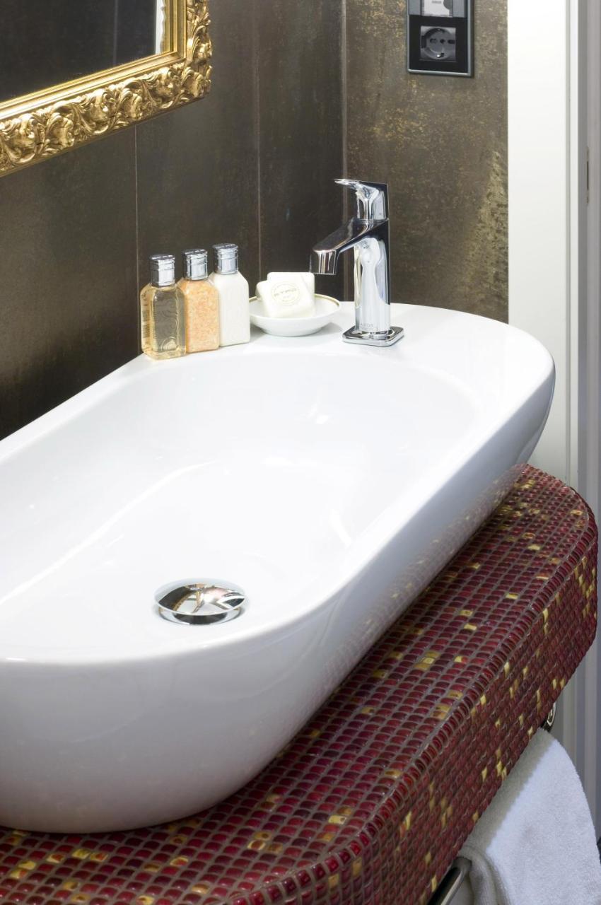 Superior Double Room Shower